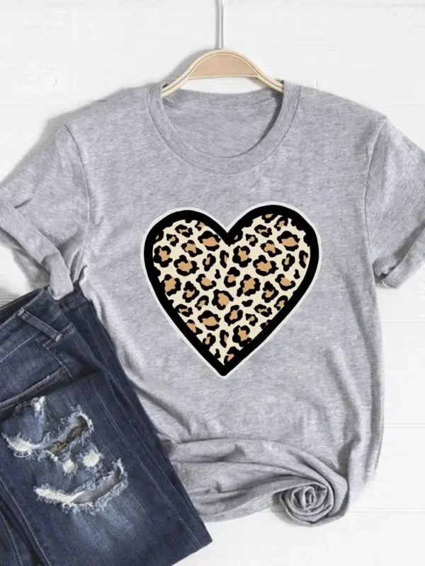 Camiseta básica para mujer, ropa con estampado de leopardo, tendencia de corazón de amor, Top bonito de verano, camiseta gráfica de manga corta a la moda - Imagen 26