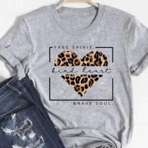 Camiseta básica para mujer, ropa con estampado de leopardo, tendencia de corazón de amor, Top bonito de verano, camiseta gráfica de manga corta a la moda