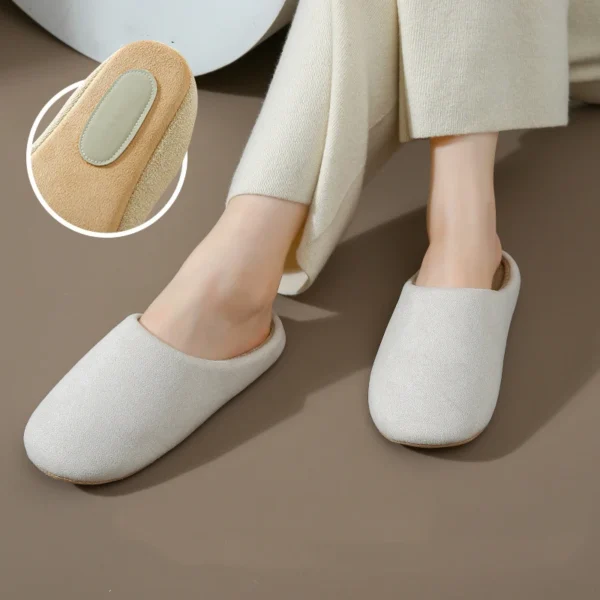 Zapatillas de piel de invierno para mujer, nuevas Zapatillas de casa de felpa cortas y suaves, zapatos planos de algodón silenciosos antideslizantes para interiores, chanclas peludas cálidas - Imagen 2