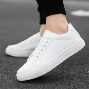 Zapatos blancos y negros para hombre, cómodos zapatos informales para monopatín, zapatillas de ocio sólidas para hombre, zapatos ligeros para caminar