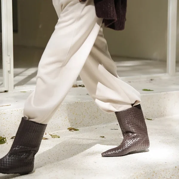 Botas de piel de vaca para mujer, botines de media pantorrilla adelgazantes Retro tejidos, a la moda, con cabeza cuadrada, holgados, de manga recta, otoño e invierno - Imagen 5