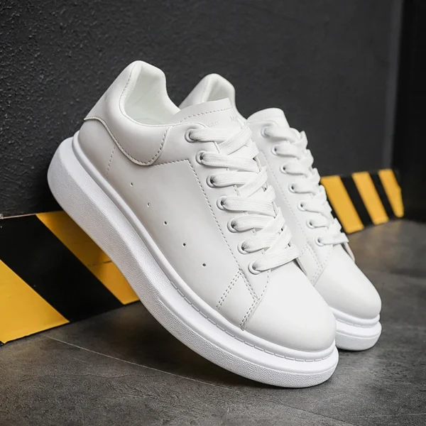 Zapatos blancos pequeños para hombre, zapatillas clásicas de plataforma impermeables, transpirables, para deportes al aire libre, primavera y otoño - Imagen 2