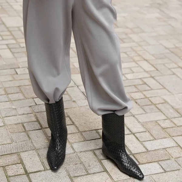 Botas de piel de vaca para mujer, botines de media pantorrilla adelgazantes Retro tejidos, a la moda, con cabeza cuadrada, holgados, de manga recta, otoño e invierno - Imagen 4